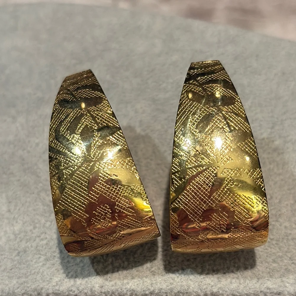 Vintage Gold Dome Floral Hoop Earrings with Intricate Design Clip On Hong Kong